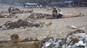 FOTO: Laut Indonesia Dikepung Sampah
