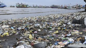 img-title 25 Ton Sampah Mengalir di Sungai Surabaya per Hari