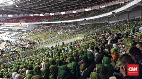 Anggota Muslimat NU 'Hijaukan' Stadion GBK di Puncak Harlah ke-78