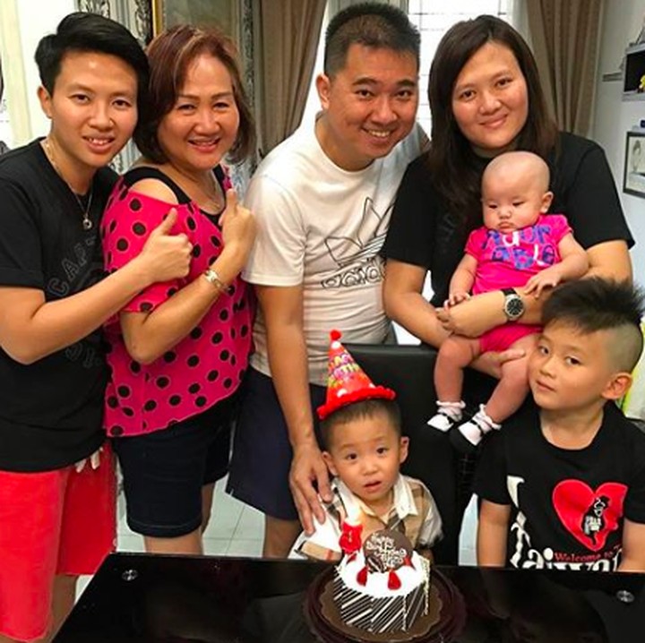 <p>Bersama mama dan anggota keluarga lain merayakan ulang tahun keponakannya yang bernama Kenzo. Butet berpesan agar Kenzo sayang pada keluarganya. (Foto: Instagram @natsirliliyana) </p>