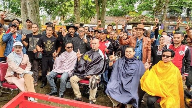 Fadli Zon mengatakan aksi cukur rambut di Garut merupakan sindiran kepada Joko Widodo, sekaligus untuk menunjukkan kepada publik seperti apa pencitraan.