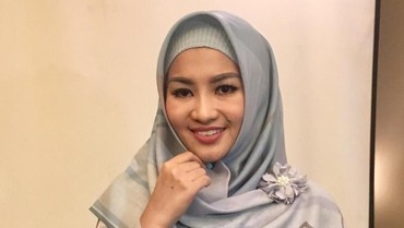 Umroh, Fitri Carlina Bawa Doa Khusus Minta Momongan