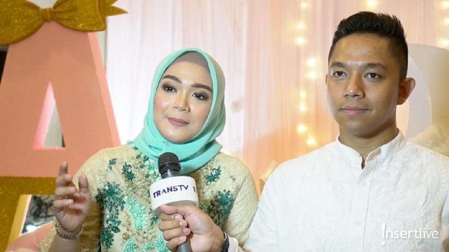 Sheza Idris dan Suami hari ini mengadakan acara akikah anak pertamanya. Ia pun mengundang keluarga dan sahabat dalam acara tersebut.