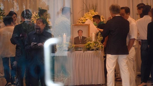 EKA TJIPTA WIDJAJA MENINGGAL Kerabat memberikan penghormatan terakhir kepada Pendiri Sinar Mas Group Eka Tjipta Widjaja di Rumah Duka Sentosa RSPAD, Jakarta, Minggu (27/1/2019). Salah satu orang terkaya di Indonesia itu meninggal pada usia 97 tahun. ANTARA FOTO/Akbar Nugroho Gumay/foc.