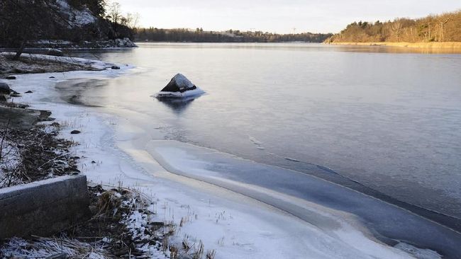 Sorak-sorai terdengar di Danau Brunnsviken untuk meredakan kedinginan sambil menyemangati yang menanti giliran berendam.