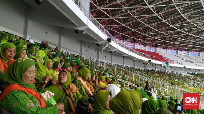 Harlah Muslimat NU ke-73 di Stadion Gelora Bung Karno Minggu (27/1) pagi bersih dari atribut partai politik walaupun rencananya dihadiri Calon Presiden Jokowi