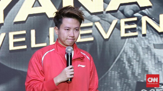 Legenda bulutangkis Indonesia, Liliyana Natsir, menyamar jadi anggota pasukan oranye di tengah keramaian pengunjung Car Free Day (CFD) Senayan, Minggu (14/7).