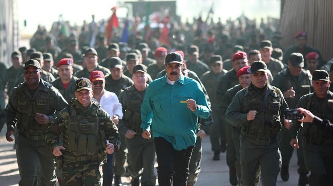 Nicolas Maduro memerintahkan militer Venezuela melawan semua yang merencanakan kudeta saat semakin banyak personel angkatan bersenjata membelot ke Juan Guaido.