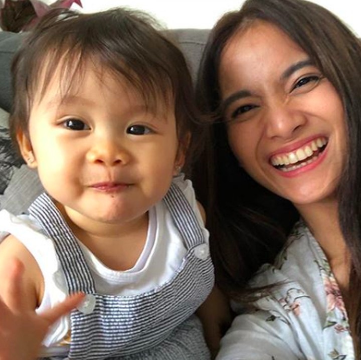 <p>Meskipun baru berumur setahun lebih, namun Bri sudah sadar kamera ya. Fotogenik dan tersenyum menghadap kamera. (Foto: Instagram: @septriasaacha)</p>