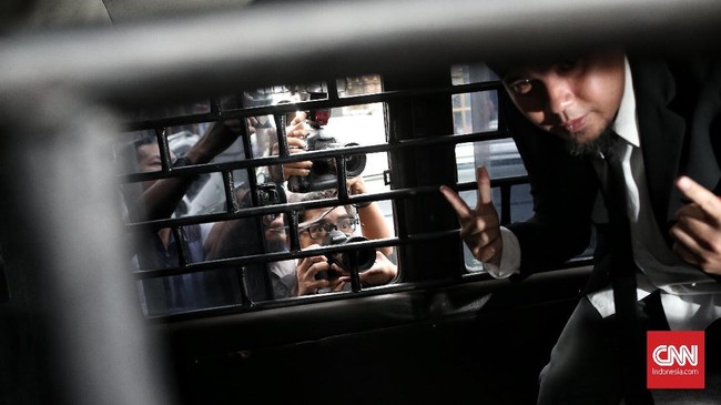 Sejumlah pendukung Ahmad Dhani berteriak "Rezim tidak adil" saat mendengar hakim menjatuhkan vonis 1 tahun 6 bulan bui kepada pentolan Dewa 19 itu.
