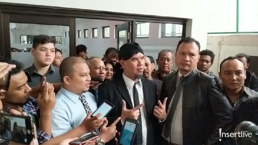 Ahmad Dhani kini jatuh sakit setelah dua pekan pindah rutan. Ia pun menuliskan surat terbuka untuk menegaskan status hukumnya pada publik. 