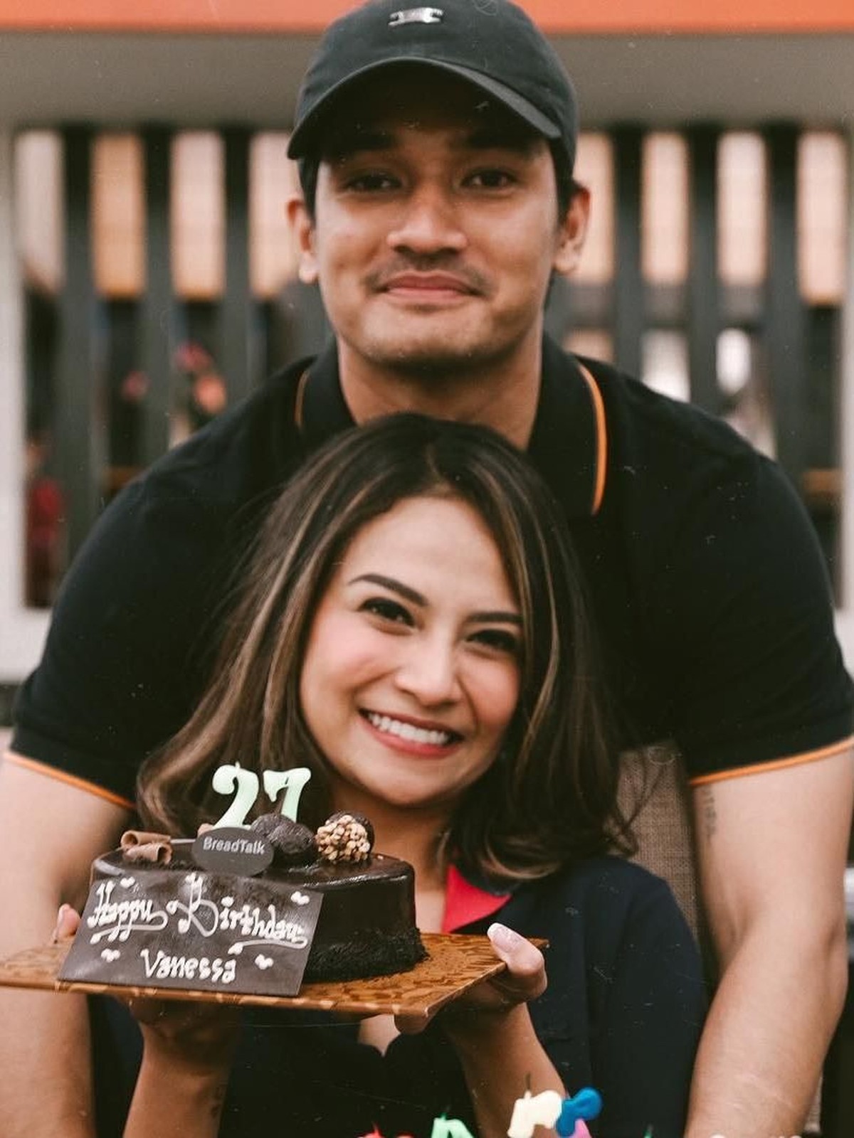 Vanessa Angel akhirnya membongkar identitas suami misteriusnya&period; Pria itu adalah Bibi Ardiansyah&comma; yang tak lain mantan kekasih Vanessa Angel&period; 