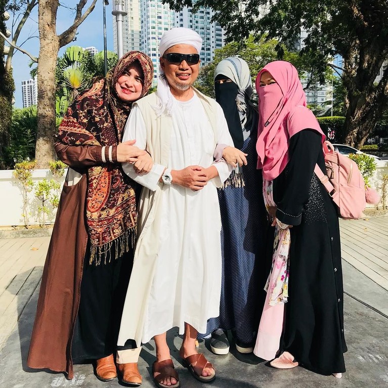 6 Momen Mesra Ustaz Arifin Ilham dan Ketiga Bidadarinya Meski jarang disorot publik, ketiga istri Ustaz Arifin Ilham selalu setia mendampingi sang suami dalam keadaan apapun.