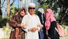 Meski jarang disorot publik&comma; ketiga istri Ustaz Arifin Ilham selalu setia mendampingi sang suami dalam keadaan apapun&period;