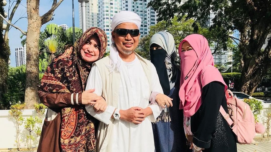 Arti Nama Anak ke-8 Ustaz Arifin Ilham Ini dia arti nama dari anak ke delapan Ustaz Arifin Ilham, Shofiya Dzikriya Arifin.