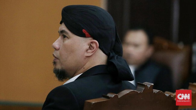 Pihak Kejaksaan masih menahan Ahmad Dhani meski Pengadilan Tinggi DKI Jakarta belum menetapkan status penahanannya hingga saat ini.