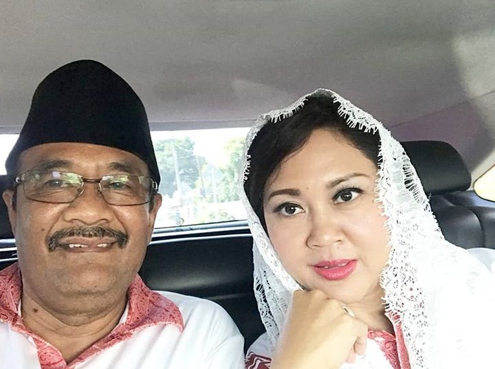 Djarot Saiful Hidayat dan Happy Farida sudah menikah 19 tahun. Kemesraan mereka tetap awet.