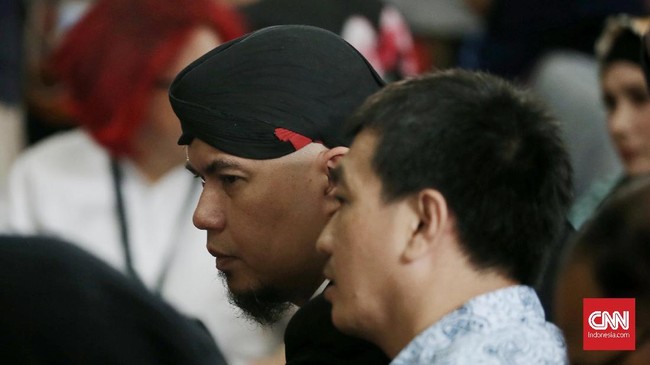 Ahmad Dhani divonis oleh Majelis Hakim PN Jaksel karena terbukti menimbulkan kebencian terhadap suatu golongan terkait cuitannya di akun twitternya.