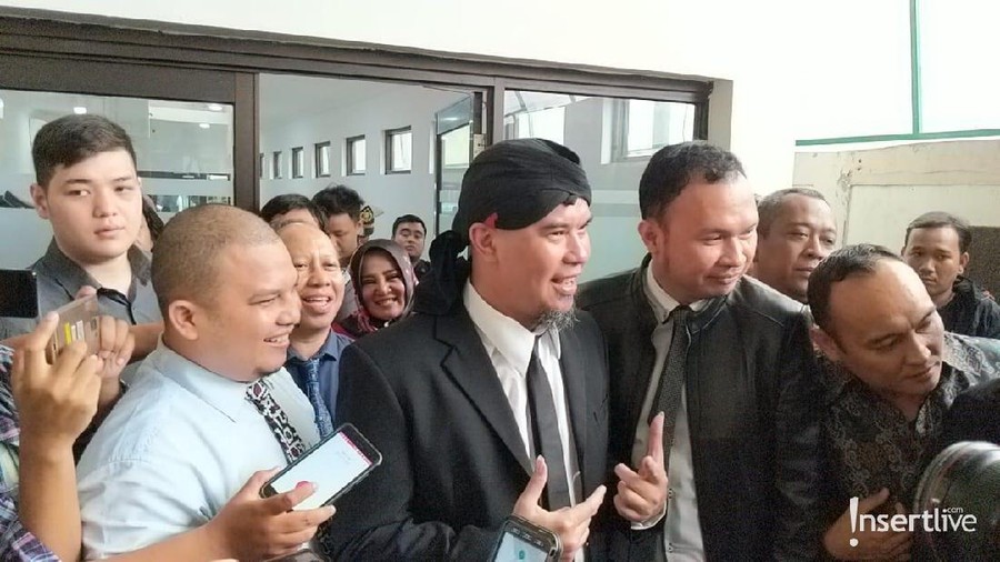Tengah menjalani dua kasus hukum, keluarga ternyata keberatan Ahmad Dhani dipindahkan sel ke Surabaya, Jawa Timur.