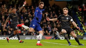 Higuain Tolak Tawaran Penalti dari Willian di Piala FA