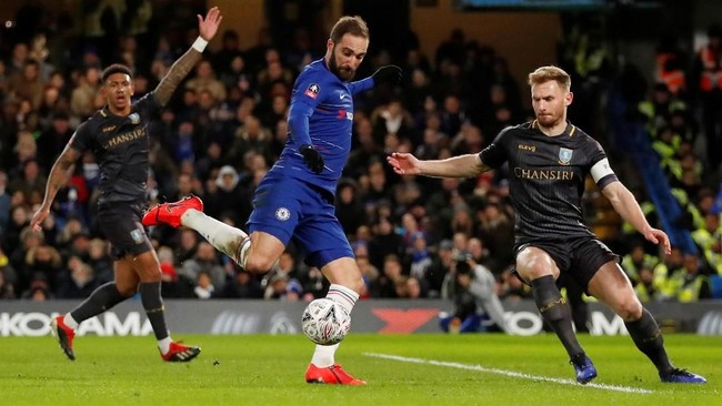 Penyerang baru Chelsea Gonzalo Higuain menolak tawaran gelandang Willian menjadi eksekutor penalti saat menghadapi Sheffield Wednesday di Piala FA.