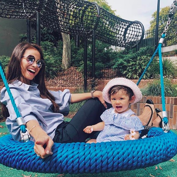 <p>Mama Acha mengajak Bri mainan ayun-ayunan. Wah nampak antusias banget nih si Bri. Terlihat ekspresif ketika difoto ya. (Foto: Instagram: @septriasaacha)</p>