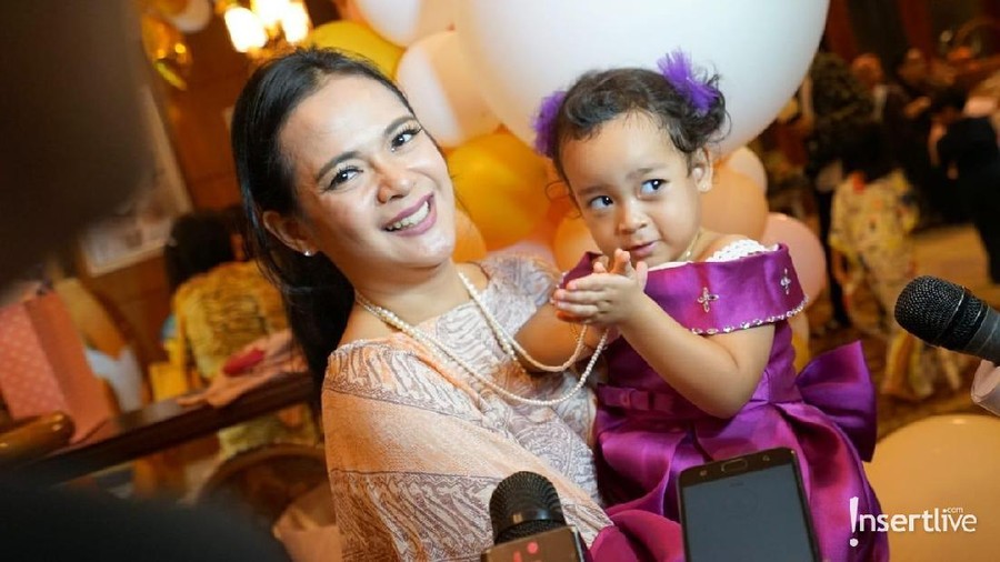 Aktris Shezy Idris saat ini sedang dalam proses perceraian dengan suaminya, Krishna Adhyata Pratama. Ia pun merayakan ulang tahun anaknya tanpa kehadiran suami.
