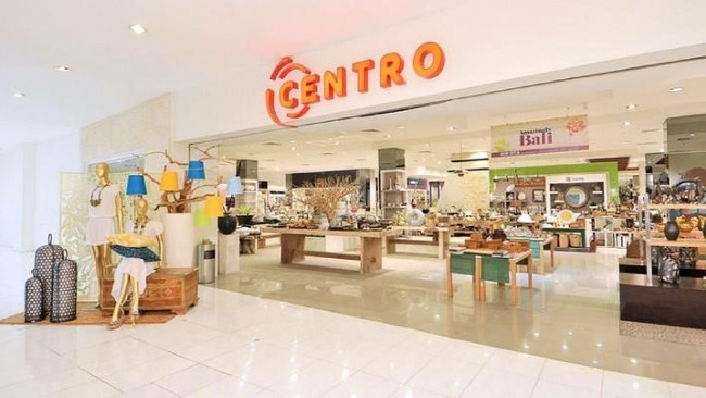 Pengelola Centro Department Store mengaku terpaksa menutup gerainya di Plaza Semanggi sejak akhir tahun lalu akibat makin sepinya pengunjung mal tersebut.