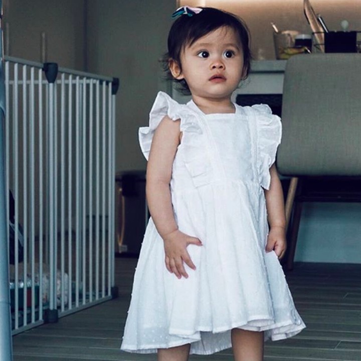 <p>Bridgia Kalina Kharisma kini berusia 1 tahun 4 bulan. Gadis cilik ini nampak cantik ya didadndani Mama Acha memakai dresscode serba putih. (Foto: Instagram: @septriasaacha)</p>
