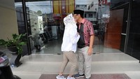 <p>Pamitan pada suami tercinta, saat Happy harus ke Jakarta menemani si bungsu Ujian Nasional. (Foto: Instagram/ @happydjarot)</p>