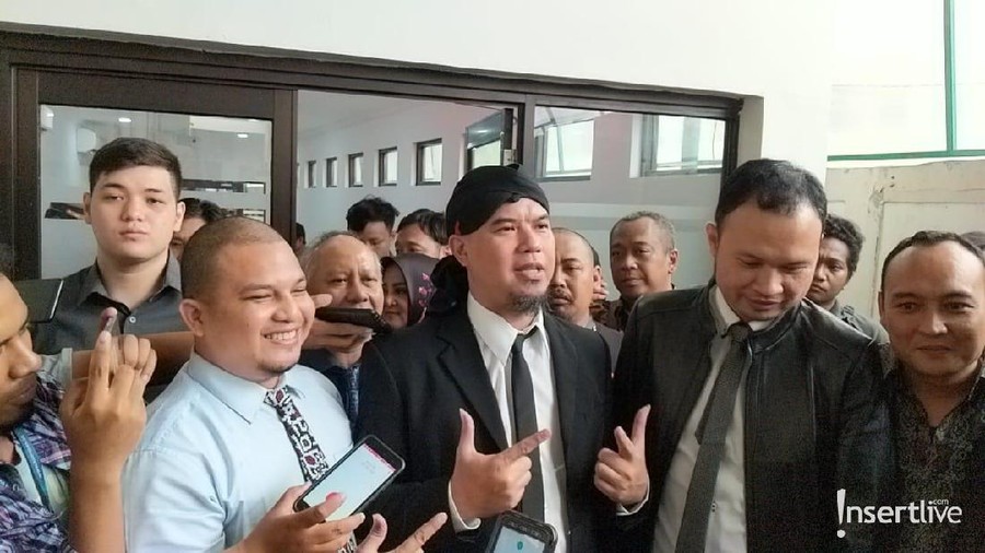 Ahmad Dhani menjalani sidang pencemaran nama baik di Pengadilan Negeri Surabaya hari ini, Kamis (7/2). Ia pun mengajukan eksepsi untuk sidang mendatang.