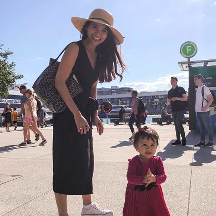 <p>Kompakan sama Mama Acha nih pakai sneakers putih. Cuaca di Australia terlihat sangat cerah ya, membuat mereka betah di luar rumah. (Foto: Instagram: @septriasaacha)</p>