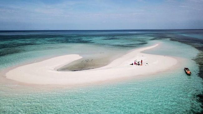 Ada fenomena unik di Flores Timur, di mana saat laut surut ada pulau pasir yang timbul.