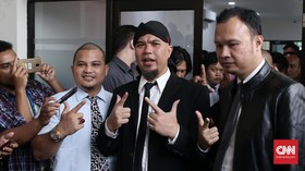 Ahmad Dhani Hadapi Vonis dengan Acungan 2 Jari