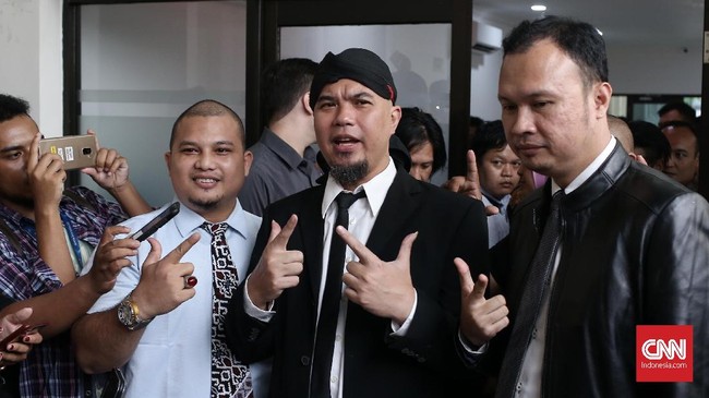 Ahmad Dhani mengacungkan salam dua jari tanda dukungan ke Prabowo-Sandi saat tiba di PN Jaksel menghadapi sidang vonis terhadap dirinya.