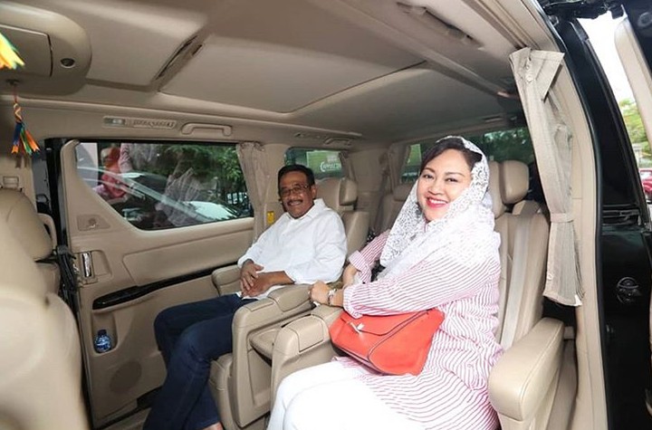 Djarot Saiful Hidayat dan Happy Farida sudah menikah 19 tahun. Kemesraan mereka tetap awet.