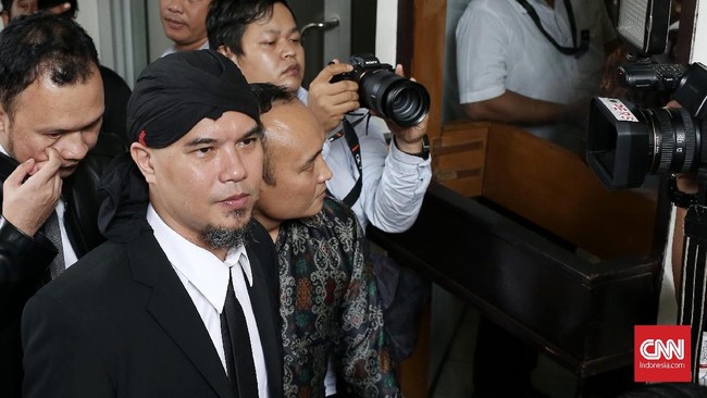Rencana awal, Dhani akan dipindahkan karena dia harus menghadiri sidang kasus pencemaran nama baik lewat ujaran 'idiot' di PN Surabaya.