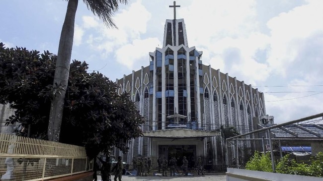 Ledakan terjadi di dua gereja dan dua hotel di Sri Lanka pada Perayaan Paskah, Minggu (21/4). Sebanyak 42 orang dikabarkan meninggal dunia.