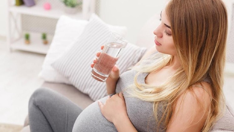 Tiba-tiba, kesel banget ya cium aroma parfum suami? Atau justru muntah saat minum air putih? Coba periksa yuk, siapa tahu Bunda sedang hamil.
