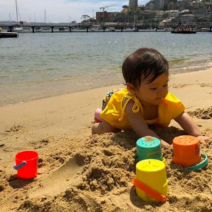 <p>Bri nampaknya lagi seru banget nih mainan pasir. Menyusun ember kecil warna-warni membuatnya jadi lebih antusias bermain di pantai. (Foto: Instagram: @septriasaacha)</p>