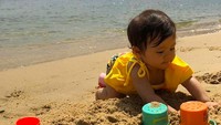 <p>Bri nampaknya lagi seru banget nih mainan pasir. Menyusun ember kecil warna-warni membuatnya jadi lebih antusias bermain di pantai. (Foto: Instagram: @septriasaacha)</p>