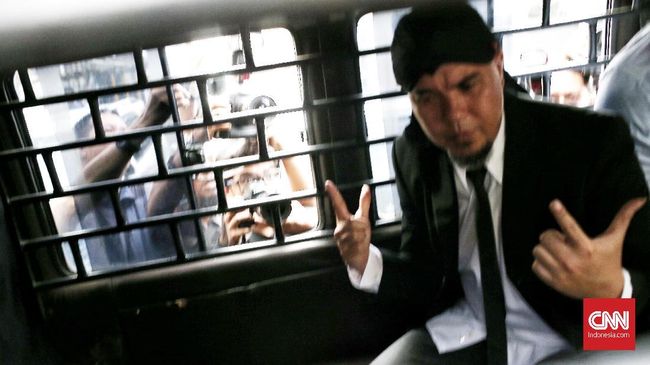 Beragam reaksi publik terkait penahanan musisi Ahmad Dhani yang langsung dibawa ke penjara pada Kamis (26/1) mewarna berbagai media sosial.