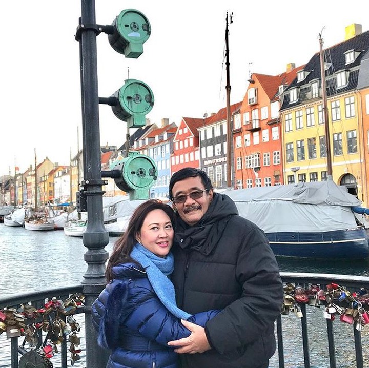 <p>Peluk hangat dan mesra Djarot untuk Happy. (Foto: Instagram/ @happydjarot)</p>