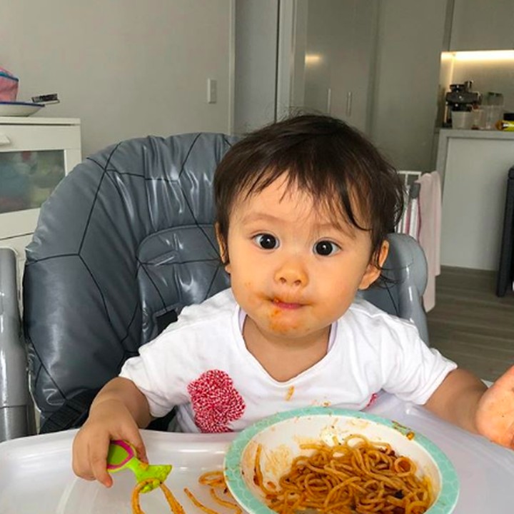 <p>Sudah mulai mengonsumsi makanan padat, Bri terliht menikmati sekali semangkok spaghetti di hadapanya. Sampai cemong-cemong ke pipi ya, Bri. (Foto: Instagram: @septriasaacha)</p>