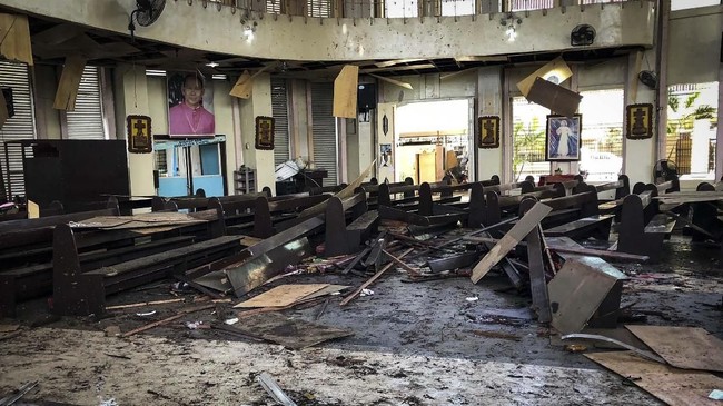 Menteri Dalam Negeri Filipina Eduardo Ano meyakini pengeboman gereja di pulau Jolo, Mindanao dilakukan suami istri asal Indonesia yang diawasi ISIS.