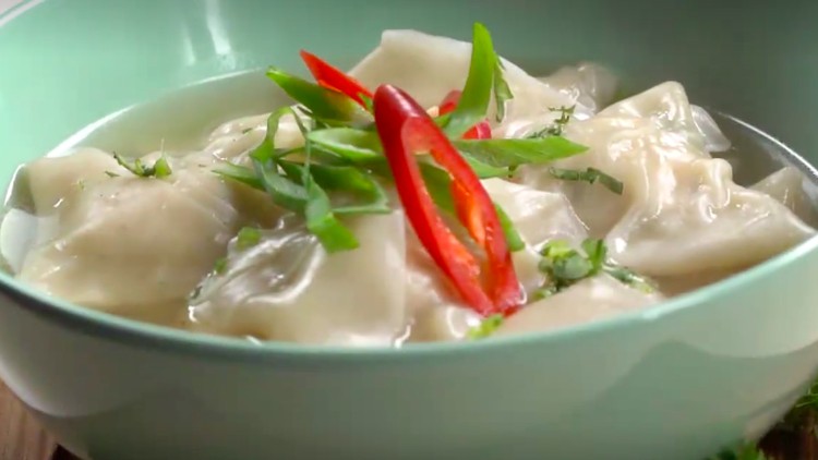 Cuaca dingin paling pas menyantap makanan hangat dan berkuah. Cobain wonton soup yang menggoda lidah yuk, Bun.