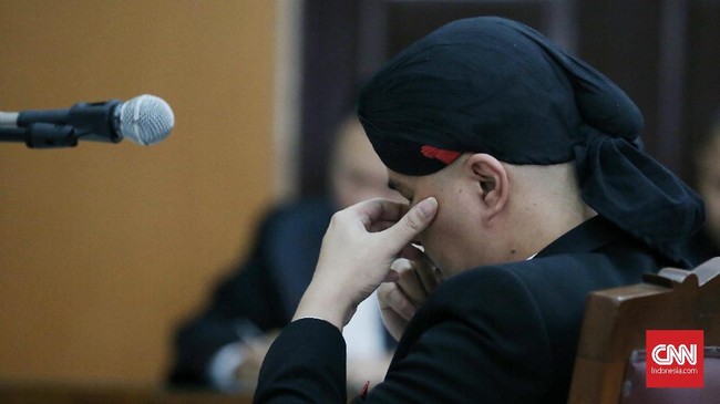 Kepala Rutan Cipinang Kelas I Oga G Darmawan mengatakan Ahmad Dhani ditempatkan satu sel bersama narapidana lain. Tidak ada perlakuan istimewa kepada Dhani.