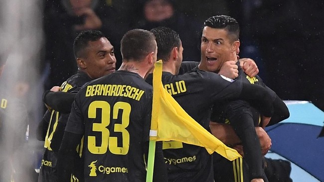 Sempat tertinggal, gol Joao Cancelo dan Cristiano Ronaldo membawa Juventus meraih tiga poin dari kandang Lazio di Stadion Olimpico, Minggu (27/1).