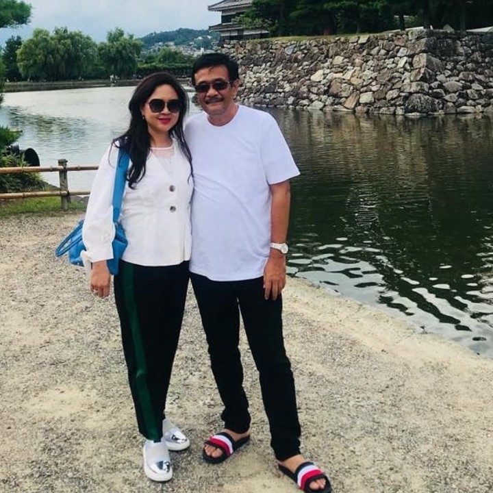 <p><a href="https://www.haibunda.com/foto-lainnya/d-4400617/7-momen-hangat-djarot-saiful-hidayat-bersama-keluarga" target="_blank">Djarot Saiful Hidayat </a>dan <a href="https://www.youtube.com/watch?v=gcwkBND0Gig" target="_blank">Happy Farida </a>menikah sejak 1999. Mengarungi bahtera rumah tangga selama 19 tahun, mesranya pasangan ini tetap terjaga. (Foto: Instagram/ @djarotsaifulhidayat)  </p>