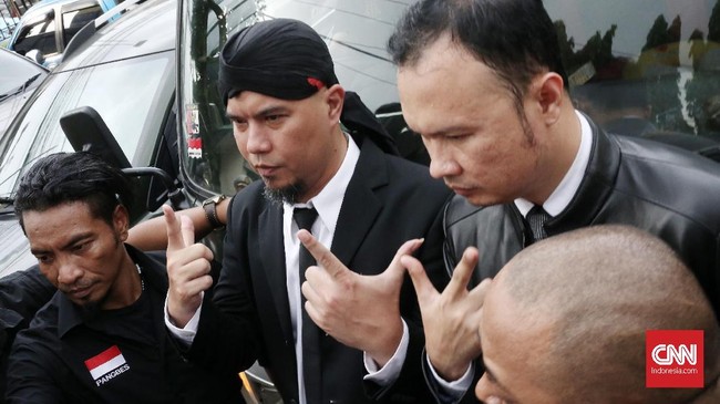 Konser solidaritas Ahmad Dhani kemarin sempat tertunda karena tak mengontongi izin kepolisian. Penyelenggara saat ini mengupayakan akan menggelar besok.